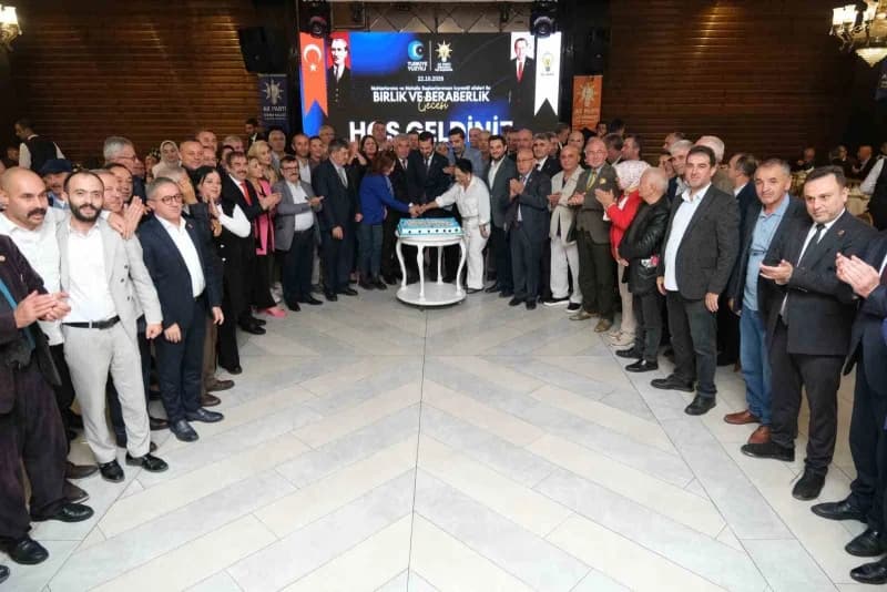 Bursa Osmangazi AK Parti Birlik ve Beraberlik Gecesi programında muhtarlar ve teşkilat üyeleri bir a
