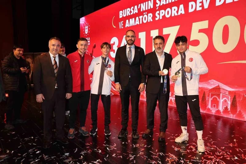 Bursa Büyükşehir Belediyesi tarafından düzenlenen ‘Amatör Spor Kulüplerine Destek ve Başarılı Sporcuları Ödüllendirme Tö