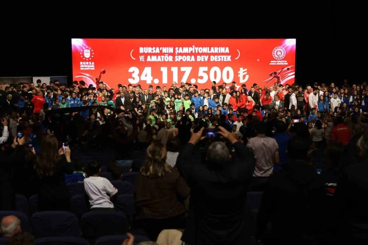 Bursa Büyükşehir Belediyesi tarafından düzenlenen ‘Amatör Spor Kulüplerine Destek ve Başarılı Sporcuları Ödüllendirme Tö