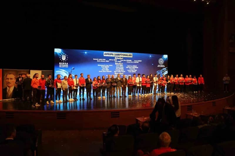 Bursa Büyükşehir Belediyesi tarafından düzenlenen ‘Amatör Spor Kulüplerine Destek ve Başarılı Sporcuları Ödüllendirme Tö