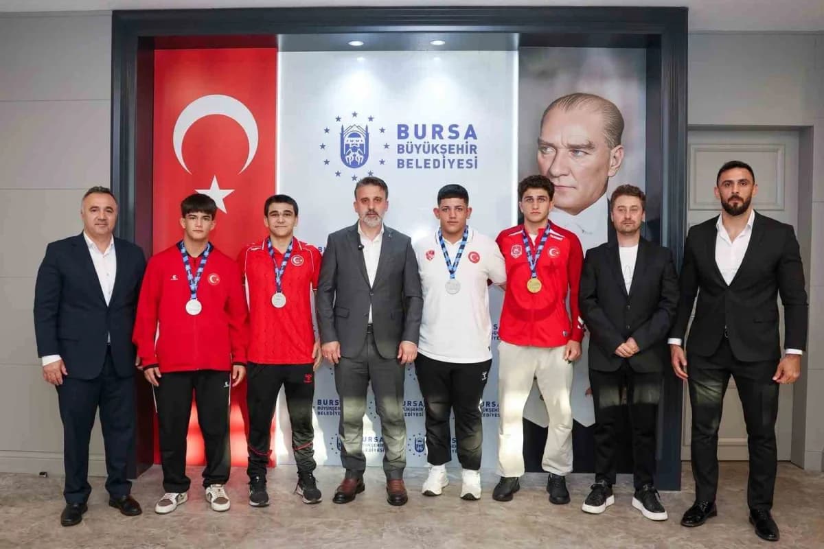 Bursa Büyükşehir Belediye Başkan Vekili Şahin Biba, Balkan Güreş Şampiyonası madalyalı güreşçileri makamında ağırlıyor