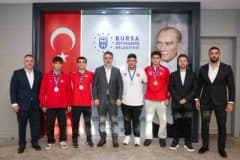 Bursa Büyükşehir Belediye Başkan Vekili Şahin Biba, Balkan Güreş Şampiyonası madalyalı güreşçileri makamında ağırlıyor