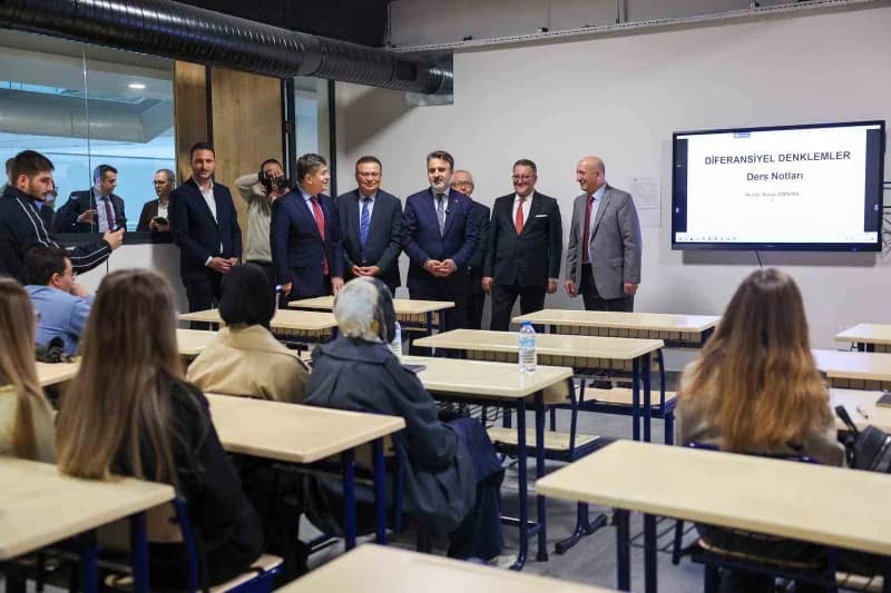 Bursa Büyükşehir Belediye Başkan Vekili Şahin Biba, Mudanya Üniversitesi ziyaretinde öğrenci ve üniversite yöneticileriy