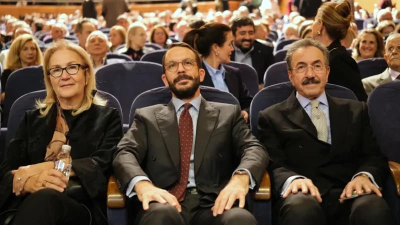 Bursa Bölge Devlet Senfoni Orkestrası 2026-2027 sezon açılış konserinde sahnede performans sergiliyor