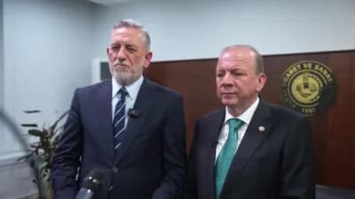Bursa Ticaret ve Sanayi Odası eski başkanı İbrahim Burkay ve yeni başkan Özer Matlı birlikte açıklama yaparken