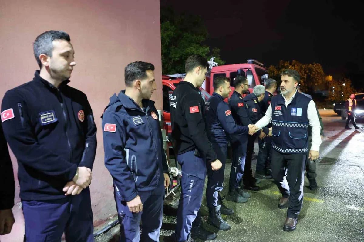Bursa Büyükşehir Belediyesi ekipleri kuvvetli yağış ve fırtına için sahada araç ve personelle hazır bekliyor