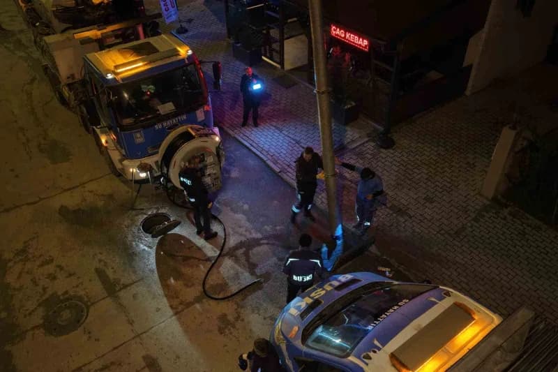 Bursa Büyükşehir Belediyesi, şehir genelinde beklenen kuvvetli yağış ve fırtınaya karşı tüm birimleriyle teyakkuza geçti