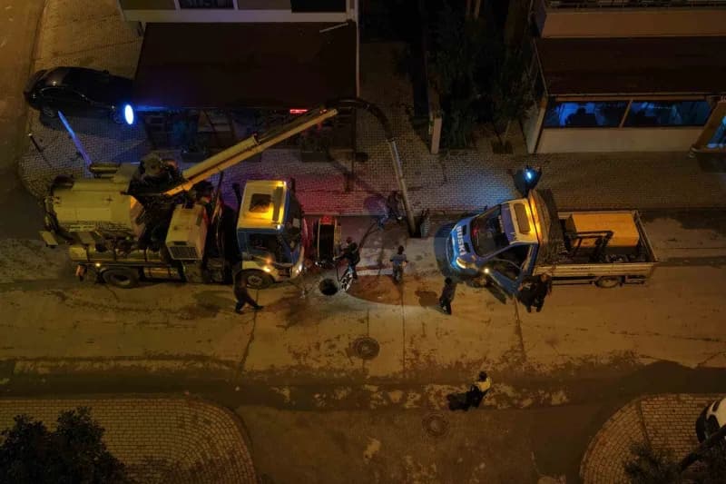 Bursa Büyükşehir Belediyesi, şehir genelinde beklenen kuvvetli yağış ve fırtınaya karşı tüm birimleriyle teyakkuza geçti
