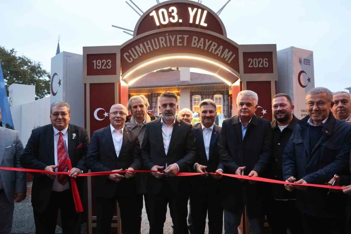 Kutlamalar kapsamında Heykel UNESCO Meydanı’nda ‘Bursa’nın Cumhuriyet Albümü Açıkhava Sergisi’ açılı