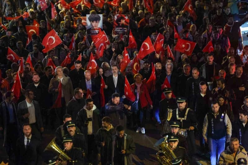 Bursa Büyükşehir Belediyesi tarafından Cumhuriyet Bayramı dolayısıyla düzenlenen kortejde marşlar eş