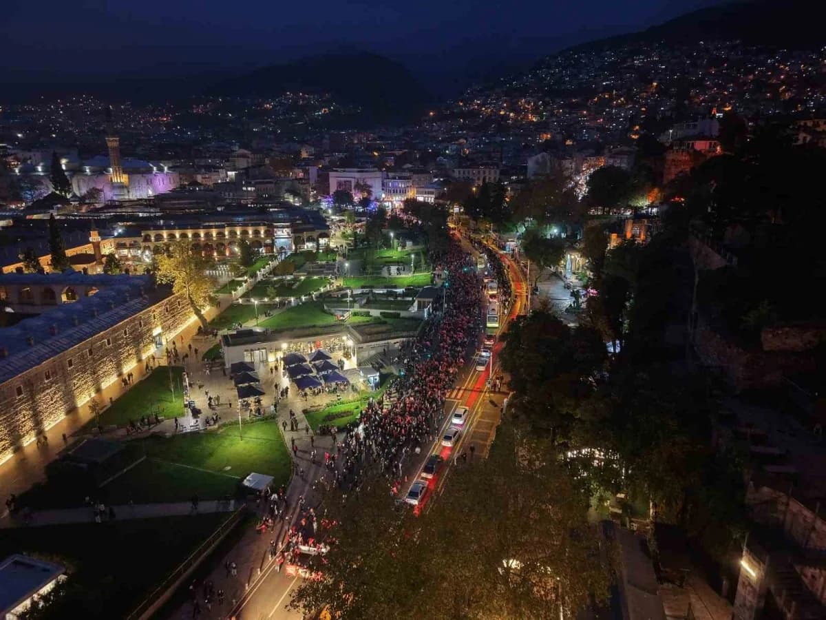 Bursa'da 29 Ekim Cumhuriyet Bayramı kutlamalarında Berkay konseri ve kortej yürüyüşü