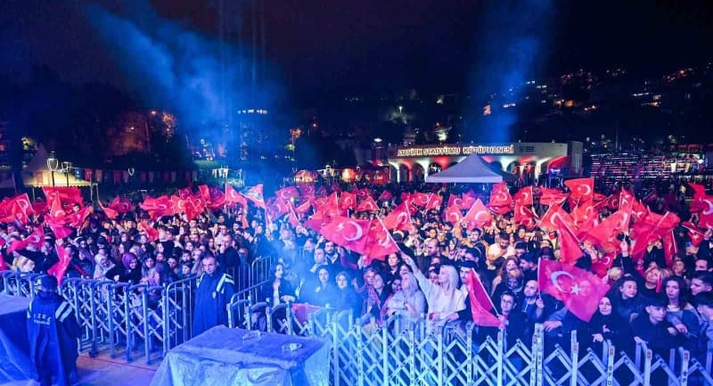 Bursa Büyükşehir Belediyesi tarafından Cumhuriyet Bayramı dolayısıyla düzenlenen kortejde marşlar eş