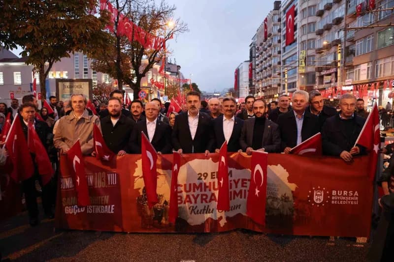 Bursa Büyükşehir Belediyesi tarafından Cumhuriyet Bayramı dolayısıyla düzenlenen kortejde marşlar eş
