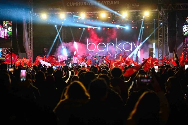 Bursa Büyükşehir Belediyesi tarafından Cumhuriyet Bayramı dolayısıyla düzenlenen kortejde marşlar eş