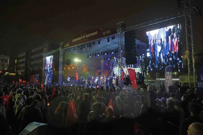 Yağmura rağmen Bursa’da Cumhuriyet coşkusu dinmedi