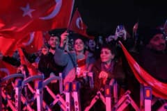 Bursa’da 29 Ekim Cumhuriyet Bayramı kutlamalarında yağmur altında yürüyüş ve konser coşkusu