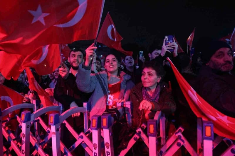 Bursa’da 29 Ekim Cumhuriyet Bayramı kutlamalarında yağmur altında yürüyüş ve konser coşkusu