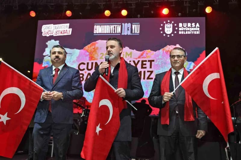 Yağmura rağmen Bursa’da Cumhuriyet coşkusu dinmedi