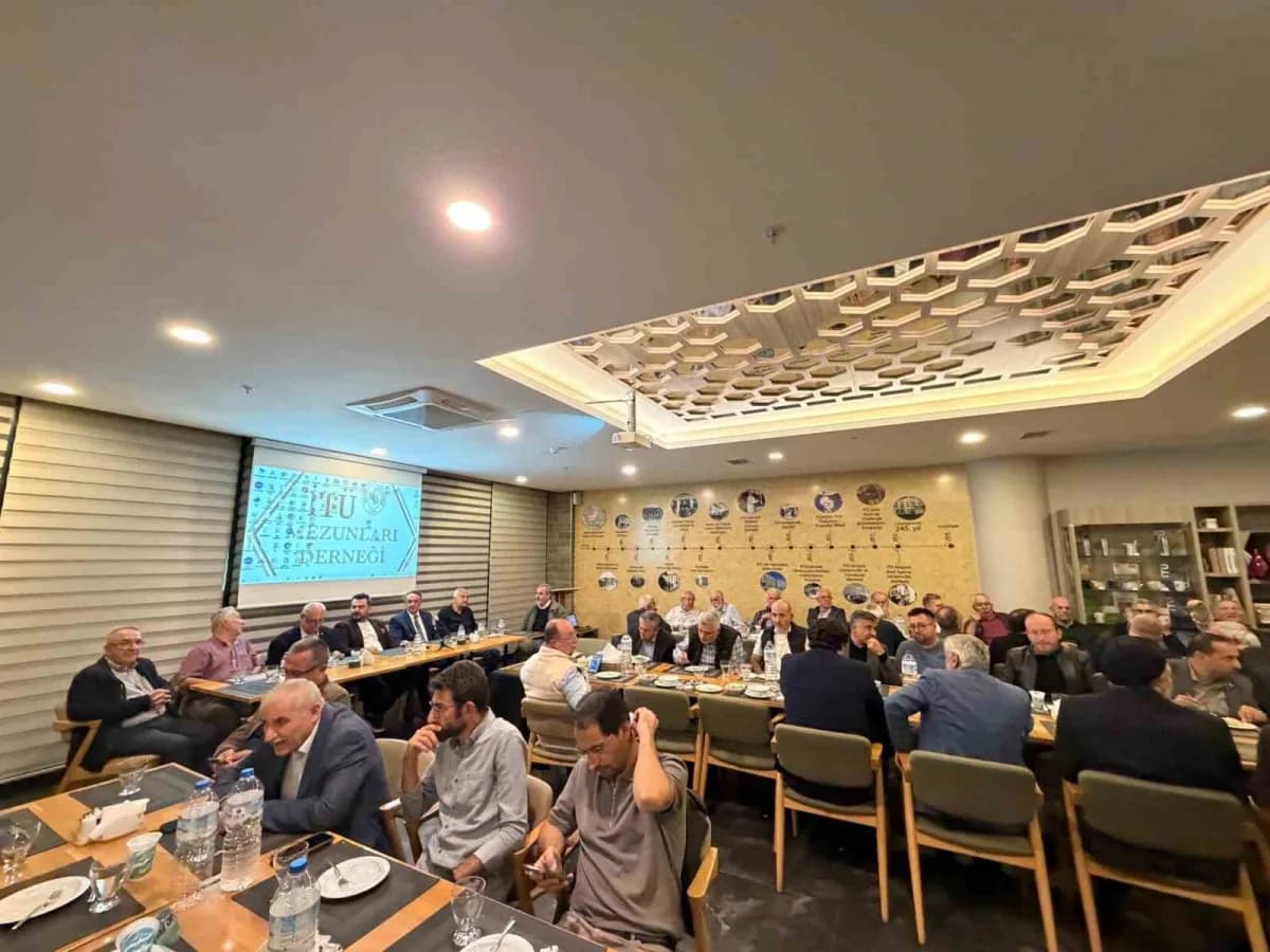 Bursa İhtisas Stratejik Araştırmalar Grubu toplantısında ekonomi uzmanları sunum yapıyor