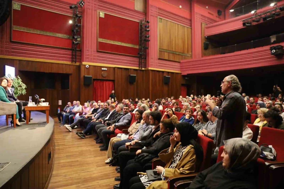 Bursa Büyükşehir Belediyesi ve Bursa Uludağ Üniversitesi iş birliğinde düzenlenen ‘Bursa Felsefe Buluşmaları’, ilk progr