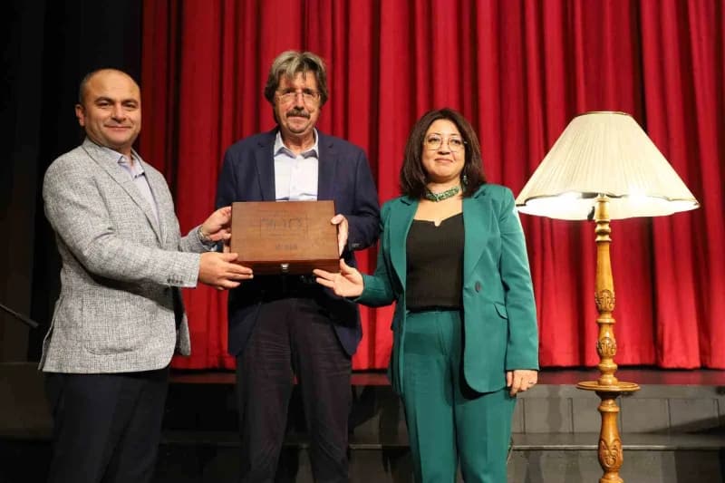 Bursa Büyükşehir Belediyesi ve Bursa Uludağ Üniversitesi iş birliğinde düzenlenen ‘Bursa Felsefe Buluşmaları’, ilk progr
