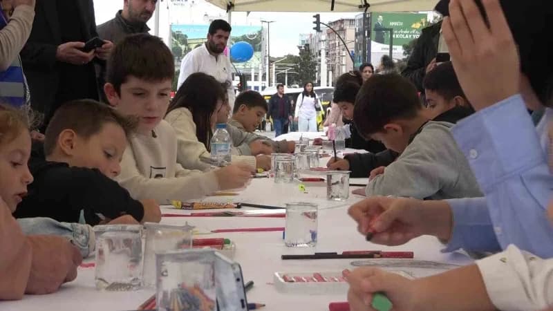 Bursa'da düzenlenen "Filistinli Çocuklar İçin Çiz" etkinliğinde Çocuklar, Gazze'de savaşın gölgesinde yaşam mücadelesi v