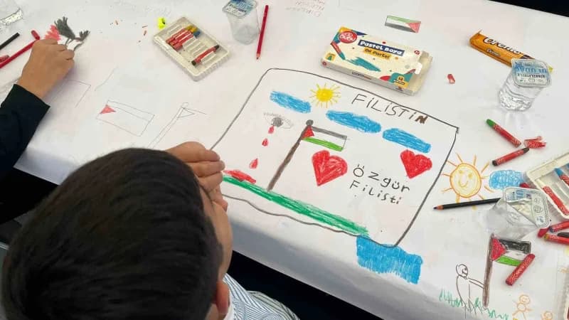 Bursa'da düzenlenen "Filistinli Çocuklar İçin Çiz" etkinliğinde Çocuklar, Gazze'de savaşın gölgesinde yaşam mücadelesi v