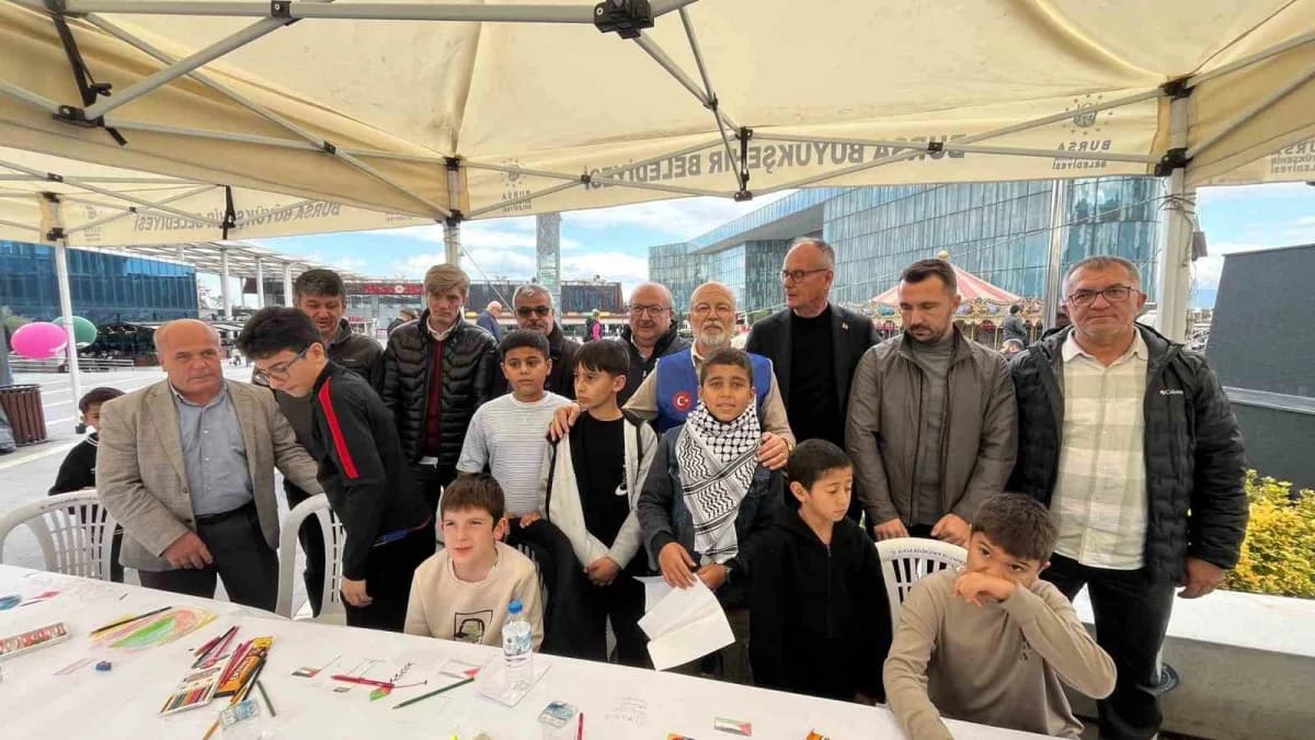 Bursa'da düzenlenen "Filistinli Çocuklar İçin Çiz" etkinliğinde Çocuklar, Gazze'de savaşın gölgesinde yaşam mücadelesi v