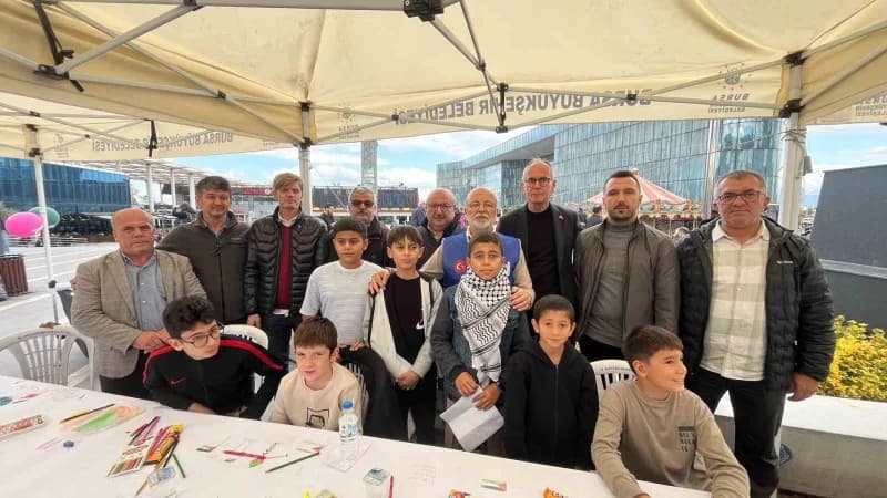 Bursa'da düzenlenen "Filistinli Çocuklar İçin Çiz" etkinliğinde Çocuklar, Gazze'de savaşın gölgesinde yaşam mücadelesi v