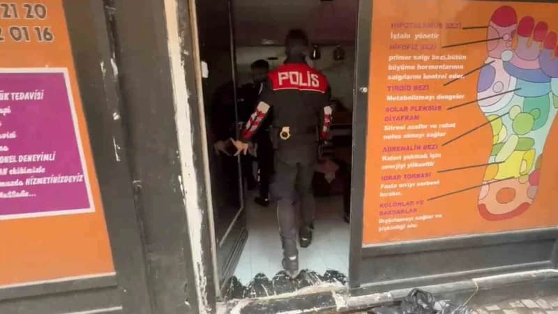 Bursa’da masaj salonlarına düzenlenen fuhuş operasyonunda polis ekipleri ve kurtarılan kadınlar