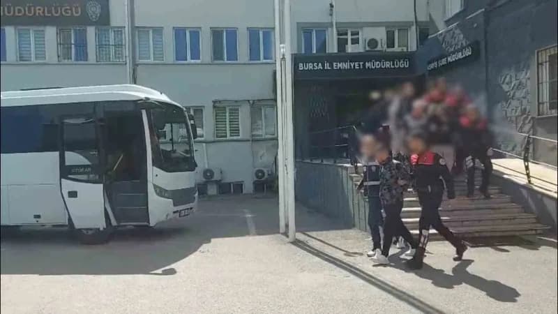 Bursa'da masaj salonları üzerinden kadınları fuhşa teşvik ederek haksız kazanç sağladıkları ve elde edilen gelirleri akl