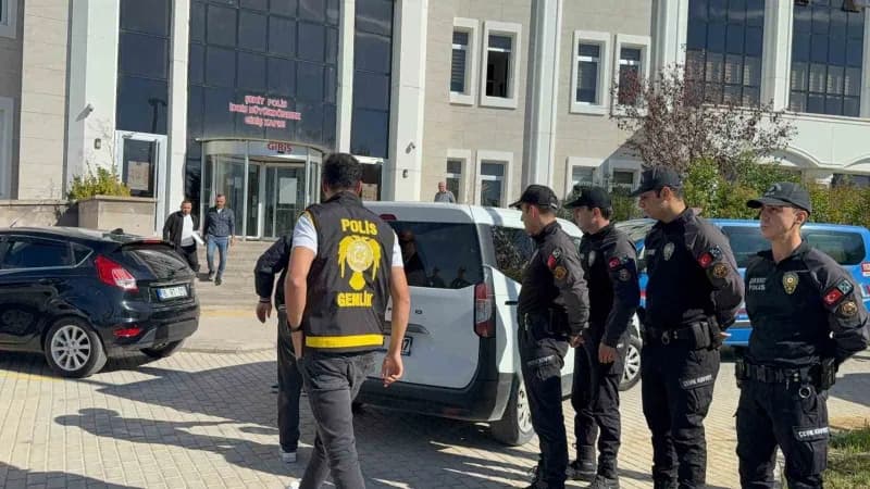 Bursa’nın Gemlik ilçesinde Vural Kara ve eşi Asiye Kara’yı evlerinde öldürdüğü iddiasıyla gözaltına alınan üst komşuları