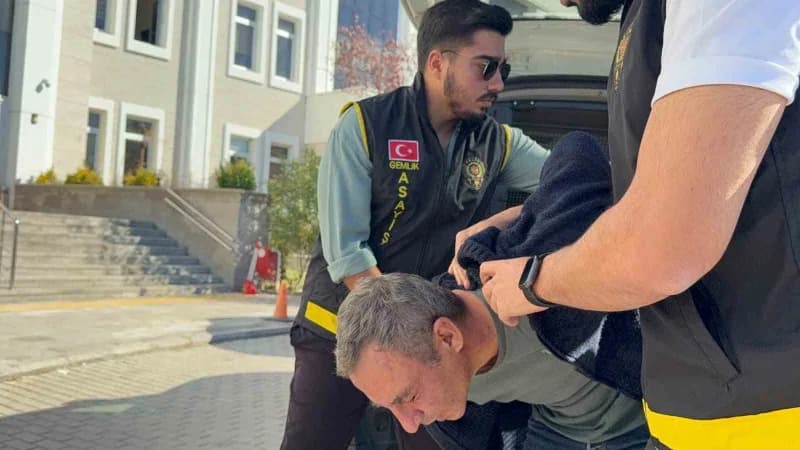 Bursa Gemlik'te yaşlı çiftin öldürüldüğü evin dış cephesi ve polis güvenlik önlemleri