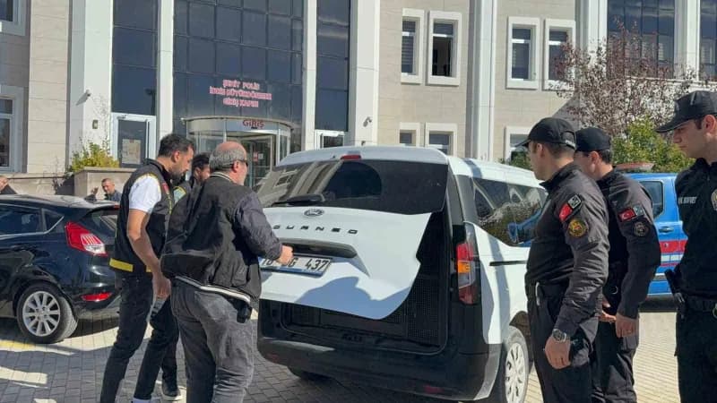 Bursa’nın Gemlik ilçesinde Vural Kara ve eşi Asiye Kara’yı evlerinde öldürdüğü iddiasıyla gözaltına alınan üst komşuları