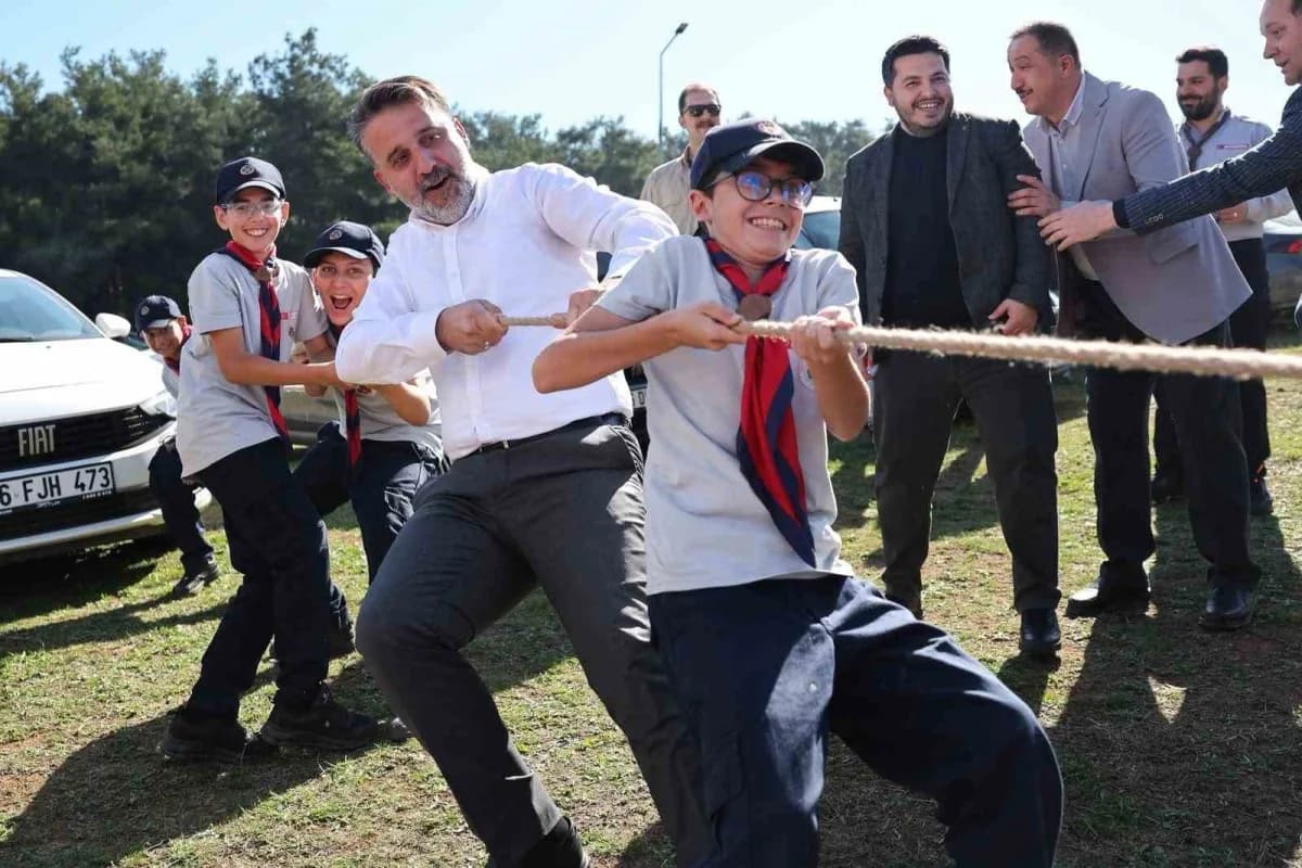 Bursa Atatürk Kent Ormanı’nda açılan İzci Evi’nin dış görünümü ve genç izciler