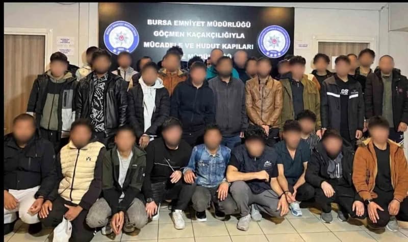 Bursa’da göçmen kaçakçılığı operasyonunda polis ekipleri şüphelileri gözaltına alıyor