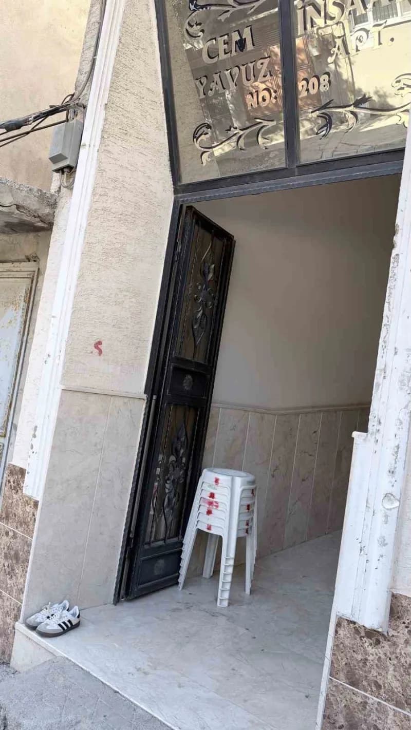 İddiaya göre Gökçe Alkan (18) ile erkek arkadaşı Mustafa b. (24), otomobille ormanlık alana gitti. İkili arasında ayrılm