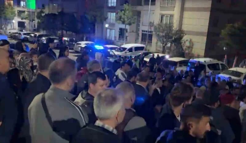 Bursa'nın Gürsu ilçesinde bulunan toplu konutlarda yaşayan vatandaşlar, site yönetiminin daha önce topladığı 4 bin 500 T