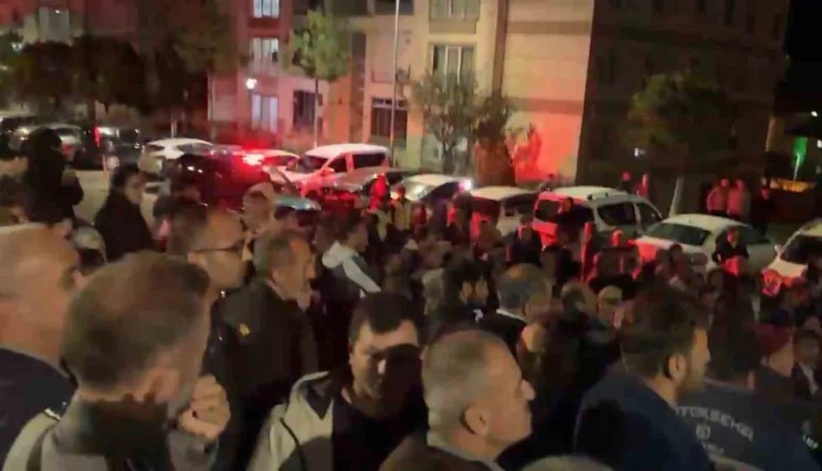 Bursa'nın Gürsu ilçesinde bulunan toplu konutlarda yaşayan vatandaşlar, site yönetiminin daha önce topladığı 4 bin 500 T