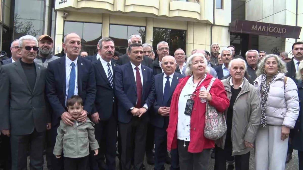 Bursa Şehit Yarbay İlker Çelikcan Fizik Tedavi ve Rehabilitasyon Hastanesi önünde toplanan sağlık