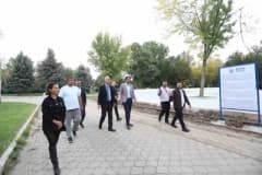 Bursa İnegöl Hikmet Şahin Kültür Parkı’nda yeni yapılan kaykay ve paten parkından gençlerin kullanımda olduğu alan