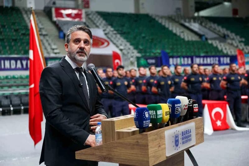 Bursa Büyükşehir Belediye Başkan Vekili Şahin Biba itfaiye mesleki eğitim tamamlama töreninde konuşma yapıyor