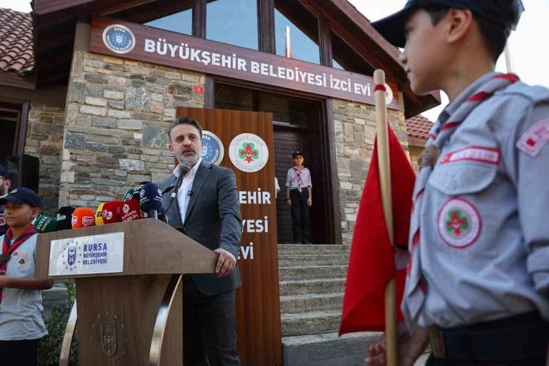 Bursa Büyükşehir Belediyesi yeni İzci evini hayata geçirdi. Başkan Biba halat çekme oyununa dahil oldu
