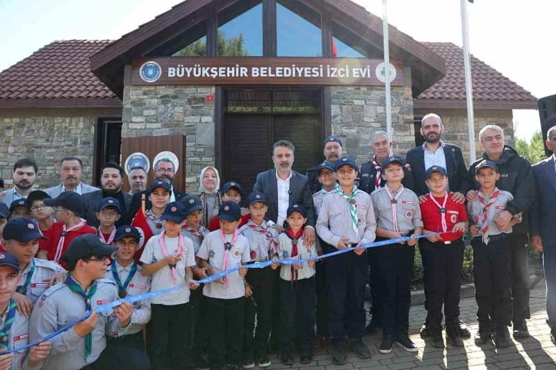 Bursa Büyükşehir Belediyesi yeni İzci evini hayata geçirdi. Başkan Biba halat çekme oyununa dahil oldu
