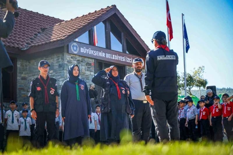 Bursa Büyükşehir Belediyesi yeni İzci evini hayata geçirdi. Başkan Biba halat çekme oyununa dahil oldu