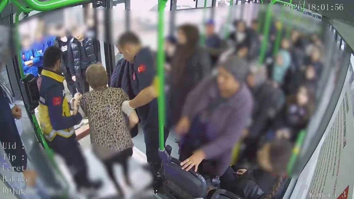 Bursa İnegöl'de otobüs şoförü Yasemin Alıç, fenalaşan kadın yolcunun yardımına koşarken görüntülendi