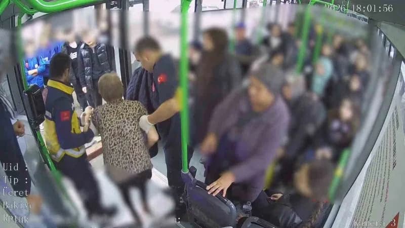 Bursa İnegöl'de otobüs şoförü Yasemin Alıç, fenalaşan kadın yolcunun yardımına koşarken görüntülendi