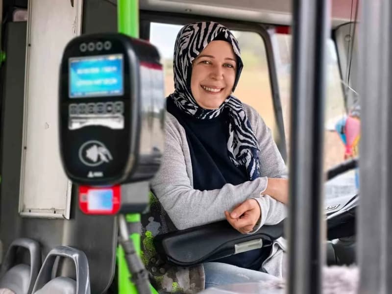 Bursa Büyükşehir Belediyesi BURULAŞ bünyesinde görev yapan otobüs şoförü Yasemin Alıç, İnegöl’de seyir halindeyken fenal