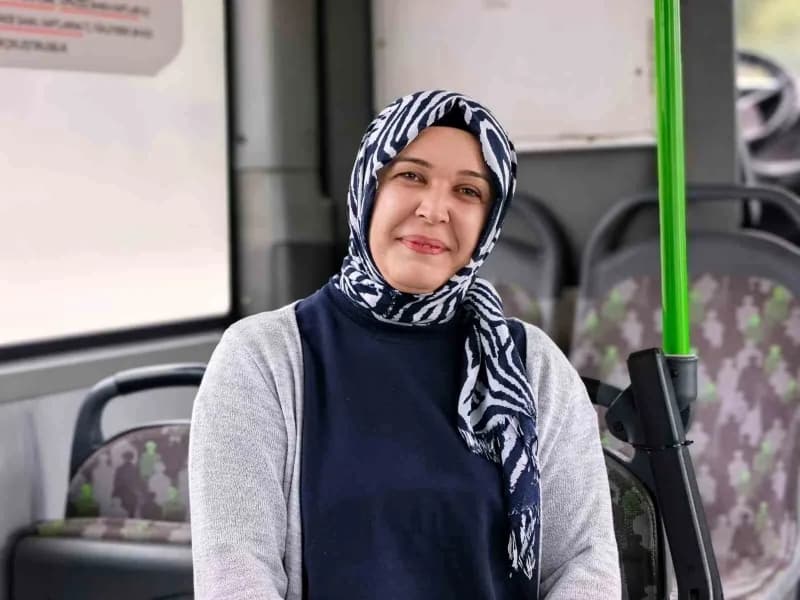 Bursa Büyükşehir Belediyesi BURULAŞ bünyesinde görev yapan otobüs şoförü Yasemin Alıç, İnegöl’de seyir halindeyken fenal