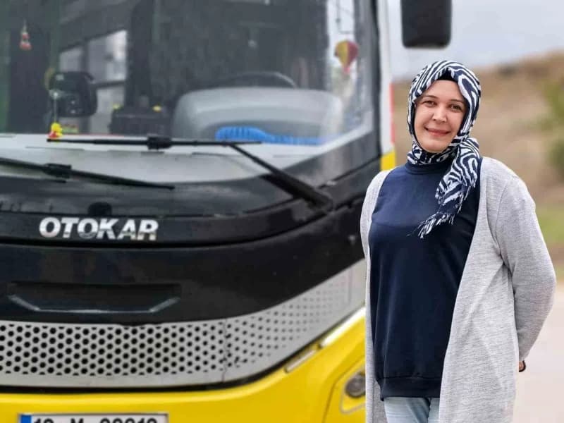 Bursa Büyükşehir Belediyesi BURULAŞ bünyesinde görev yapan otobüs şoförü Yasemin Alıç, İnegöl’de seyir halindeyken fenal